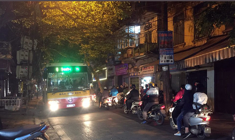 Người dân tò mò theo dõi cuộc khám xét nhà nguyên Tổng cục phó Tổng cục tình báo, Bộ Công an.