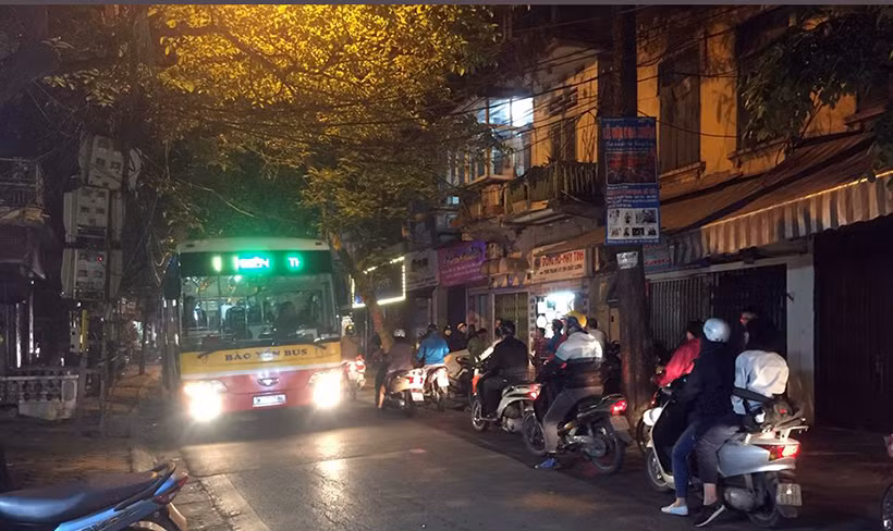 Người dân tò mò theo dõi cuộc khám xét nhà nguyên Tổng cục phó Tổng cục tình báo, Bộ Công an.