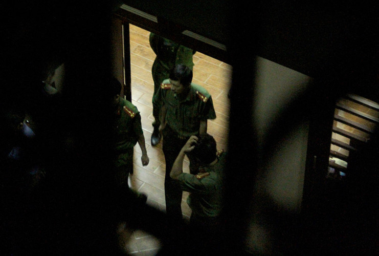 Cơ quan công an khám xét nhà ông Vĩnh vào tối ngày 6/4. Nguồn Zing.