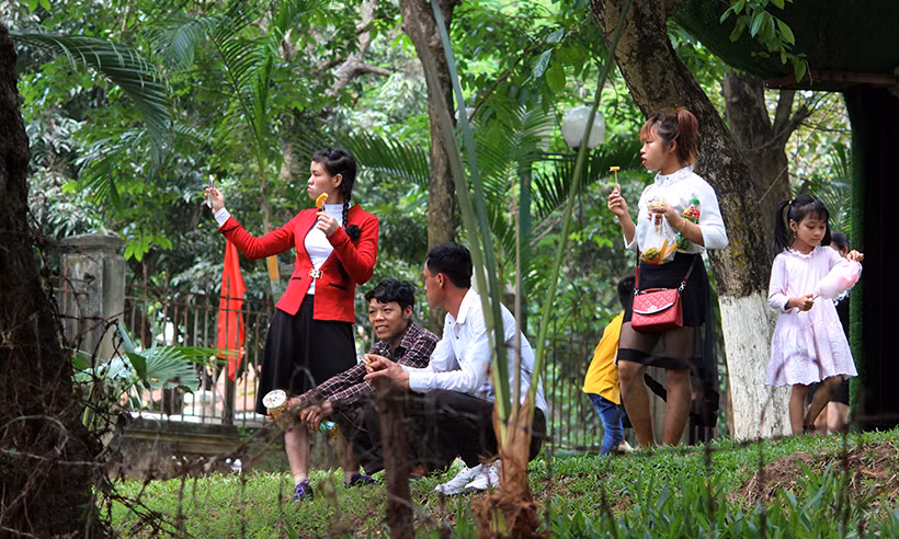 Nam nữ đua nhau dẫm đạp nát cỏ trong công viên Thủ Lệ.