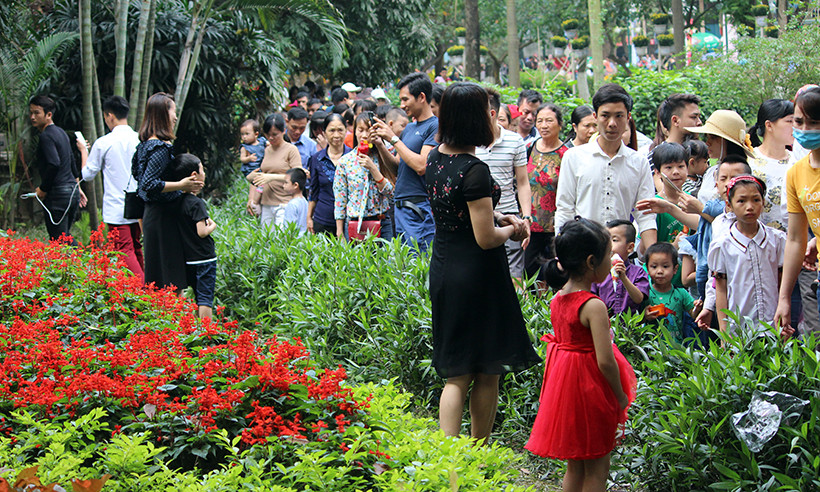 Cùng với lượng khách đông bất thường, nhiều hình ảnh, hành động chưa đẹp của du khách phần nào phá hỏng cảnh quan trong công viên Thủ Lệ.