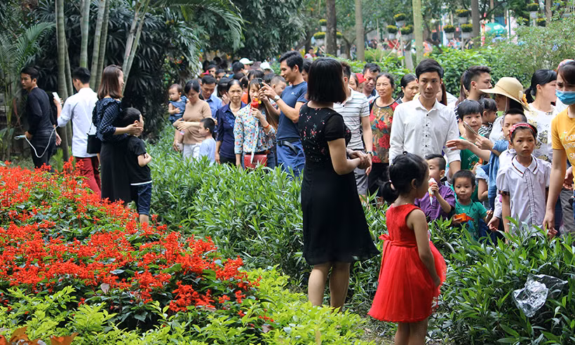 Cùng với lượng khách đông bất thường, nhiều hình ảnh, hành động chưa đẹp của du khách phần nào phá hỏng cảnh quan trong công viên Thủ Lệ.