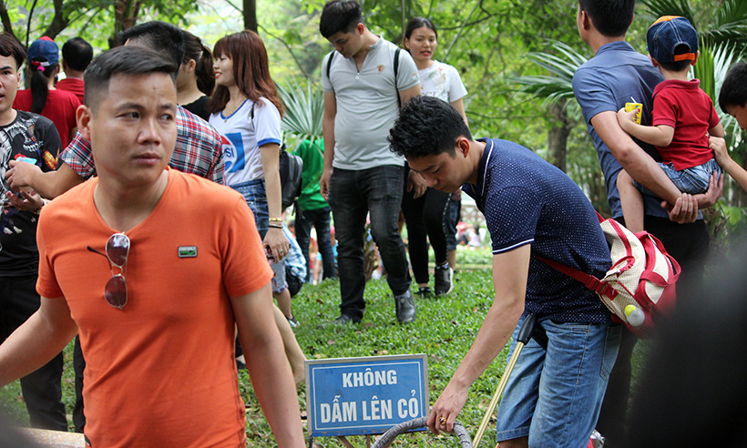 Mặc dù lực lượng an ninh trong công viên luôn nhắc nhở, biển cấm "không dẫm lên cỏ" đã được cắm thông báo ở khắp nơi nhưng nhiều người vẫn mặc kệ.