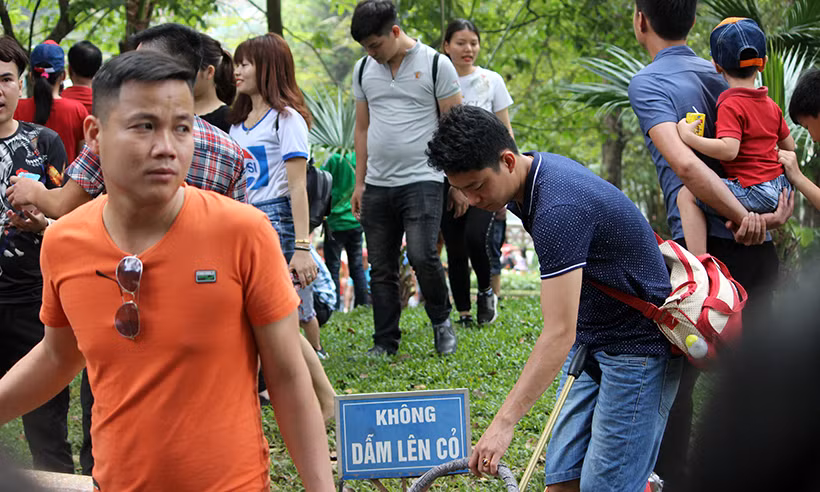 Mặc dù lực lượng an ninh trong công viên luôn nhắc nhở, biển cấm "không dẫm lên cỏ" đã được cắm thông báo ở khắp nơi nhưng nhiều người vẫn mặc kệ.