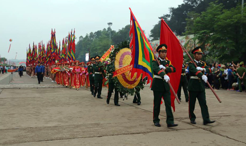 Đoàn hành lễ bắt đầu di chuyển từ chân núi Nghĩa Lĩnh qua Nghi Môn - đền Hạ - đền Trung - lên đền Thượng. Đi đầu là đoàn tiêu binh mang vòng hoa với dòng chữ “Đời đời nhớ ơn các Vua Hùng đã có công dựng nước”, tiếp theo là nghi lễ dâng hương của lãnh đạo Đảng và Nhà nước.