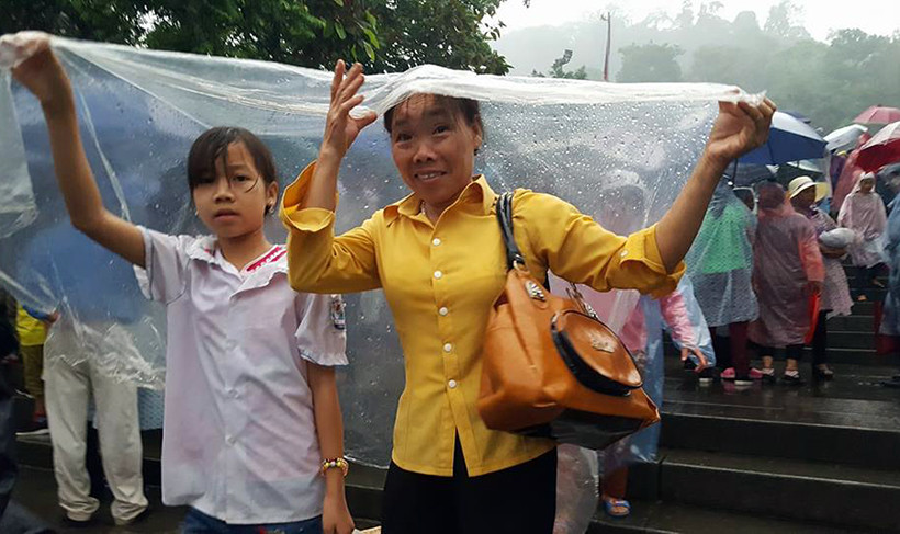 Người dân đội mưa đến dâng hương các vị vua Hùng.