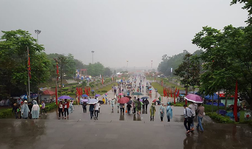 Trời càng lúc càng mưa to.