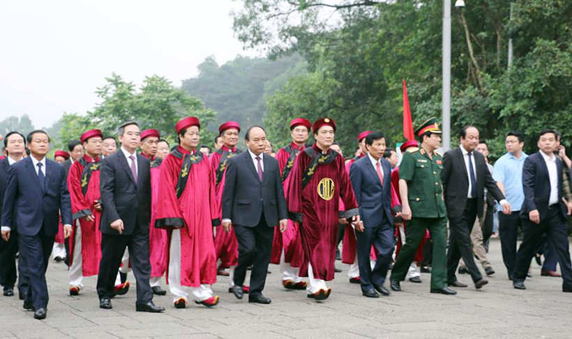 Sáng ngày 25/4 (tức ngày 10/3 Âm lịch), Thủ tướng Chính phủ Nguyễn Xuân Phúc cùng các lãnh đạo các bộ, ban ngành Trung ương và địa phương cùng hàng vạn người dân trên cả nước đã đến dâng hương trong lễ Giỗ Tổ Hùng Vương tại Khu di tích Đền Hùng (tỉnh Phú Thọ).