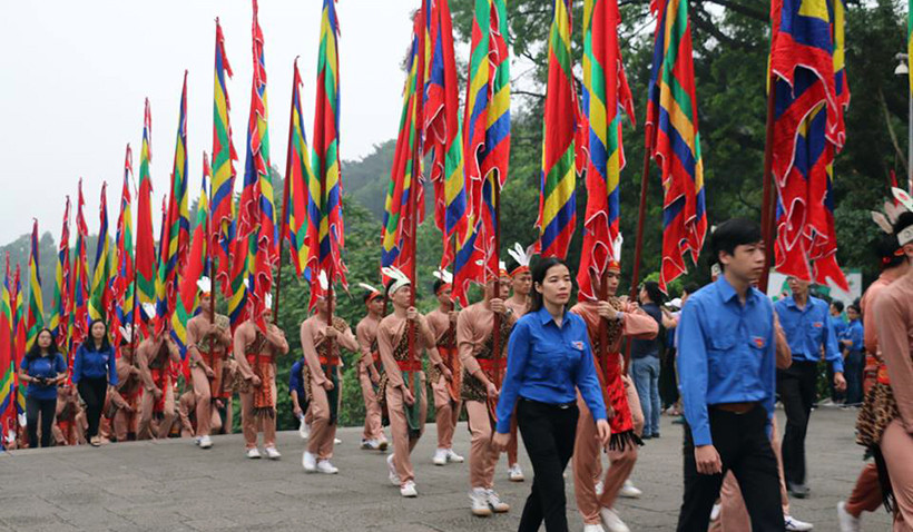 Đoàn "con Lạc cháu Hồng" gồm 100 chàng trai khỏe mạnh, ưu tú Đất Tổ, đại diện cho 100 người con của Đức Quốc Tổ Lạc Long Quân và Tổ Mẫu Âu Cơ cầm theo cờ lễ. Phía sau là đoàn rước kiệu cổ anh linh.