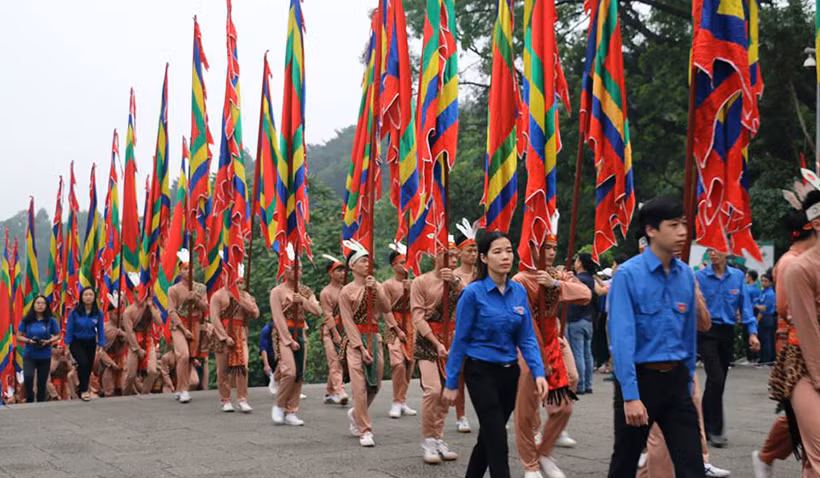 Đoàn "con Lạc cháu Hồng" gồm 100 chàng trai khỏe mạnh, ưu tú Đất Tổ, đại diện cho 100 người con của Đức Quốc Tổ Lạc Long Quân và Tổ Mẫu Âu Cơ cầm theo cờ lễ. Phía sau là đoàn rước kiệu cổ anh linh.