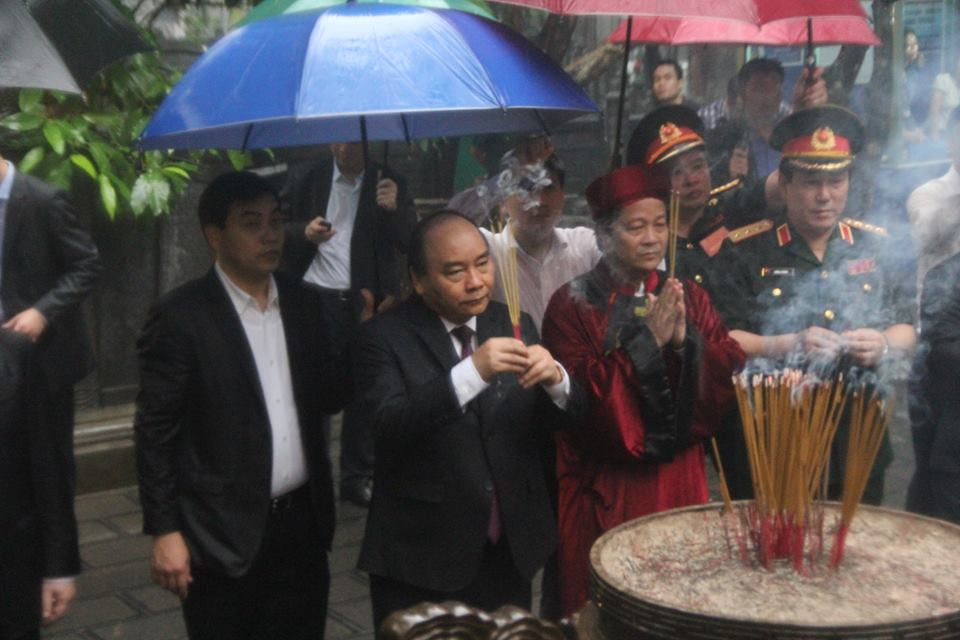 Thủ tướng Nguyễn Xuân Phúc kính cẩn dâng hương tại đền Giếng.