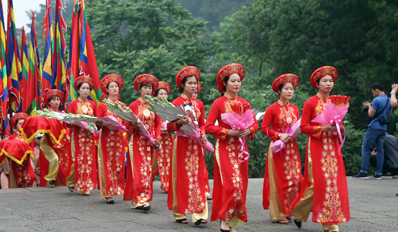 Tiếp theo là nghi lễ dâng hương của lãnh đạo Đảng và Nhà nước.