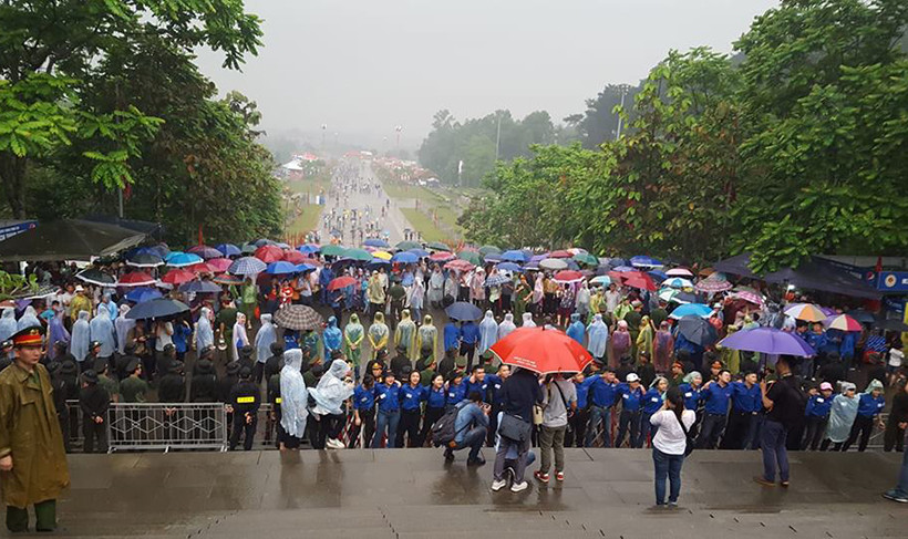 Thời tiết ở Phú Thọ trong sáng nay có mưa lớn, nhưng dòng người vẫn nườm nượp kéo nhau về đền Hùng dâng hương, tưởng nhớ các vị vua Hùng.