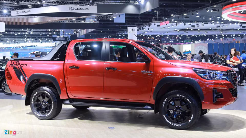 Ngoài các bản Hilux tiêu chuẩn, Toyota Thái Lan còn bổ sung thêm bản cấu hình Hilux Revo Rocco theo phong cách thể thao hầm hố, hợp nhãn đối tượng khách hàng trẻ tuổi. Về mặt định vị phân khúc, bản Rocco này ngang tầm với Ford Ranger Wildtrak, Chevrolet Colorado High Country, Isuzu D-Max X-Series và Mitsubishi Triton Athlete.