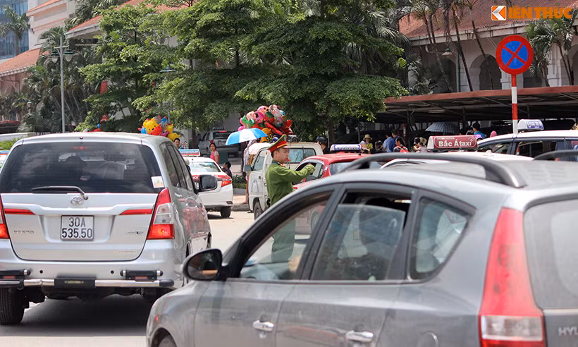 Lối vào công viên Thủ Lệ ở nút giao Đào Tấn - Nguyễn Văn Ngọc thường xuyên xảy ra hỗn loạn giao thông, các chiến sĩ công an nhiều lúc bị ô tô "bủa vây".