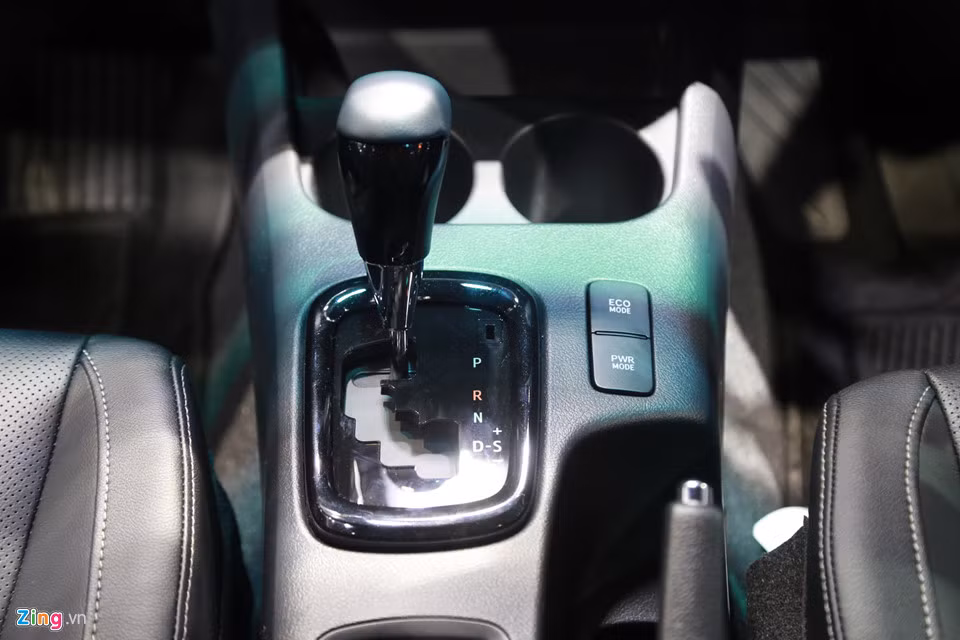 Tùy theo cấu hình và lựa chọn của khách hàng mà Toyota Hilux 2018 ở Thái Lan có cabin đơn hay đôi, ứng dụng hộp số sàn 6 cấp hay tự động 6 cấp, và dẫn động cầu sau hay cả bốn bánh. Bản Rocco trưng bày ở triển lãm Bangkok Motor Show 2018 là cabin đôi, dùng động cơ diesel 2.8L, số tự động và dẫn động một cầu.