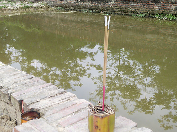 Hai cháu Linh và Hạnh đã tử vong dưới hố đất sâu trên 3m được đào lên.