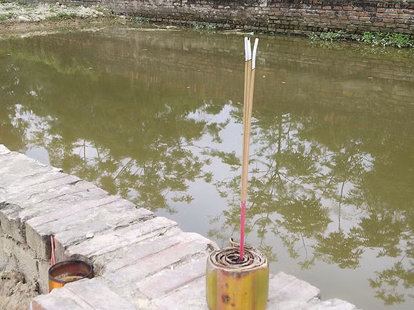 Hai cháu Linh và Hạnh đã tử vong dưới hố đất sâu trên 3m được đào lên.