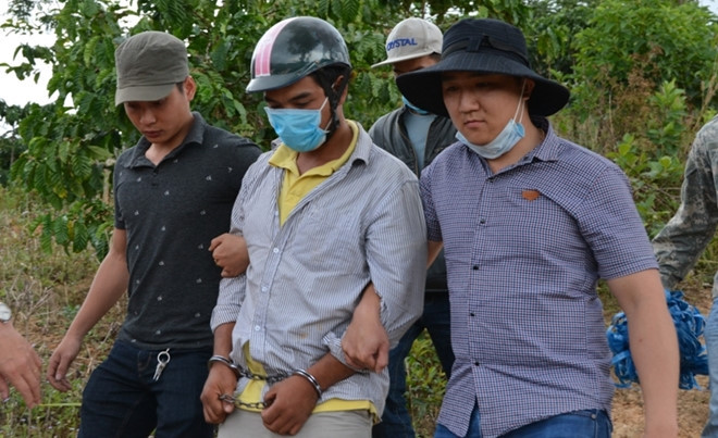 Cảnh sát dẫn giải đối tượng ra hiện trường. Ảnh: CAND.