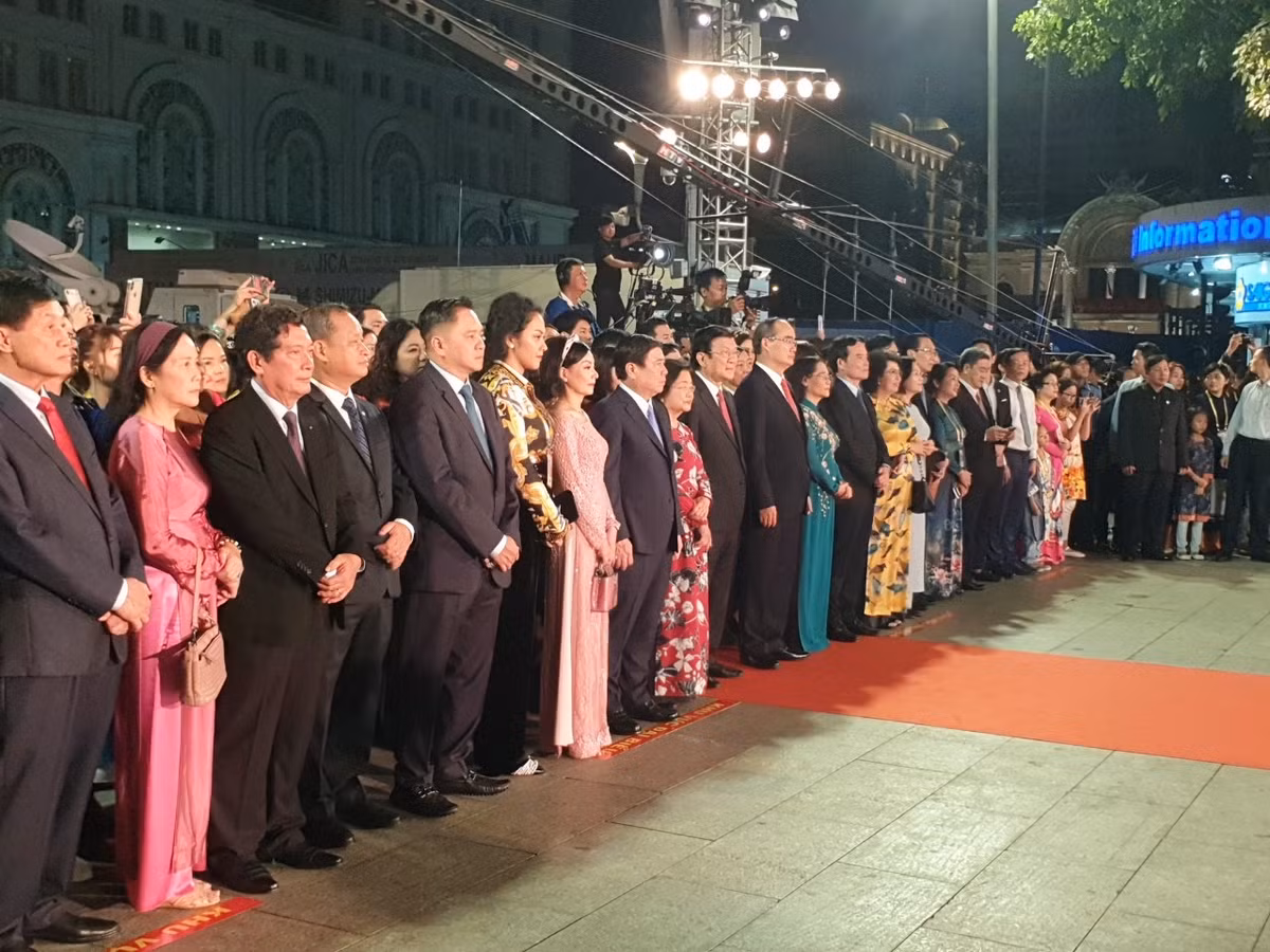 Du khach trang dem tham quan duong hoa Nguyen Hue trong dem khai mac