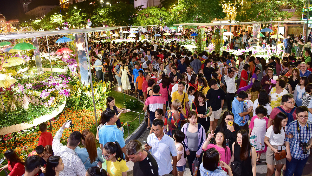 Cả tuyến phố đi bộ Nguyễn Huệ là một đường hoa rực rỡ.