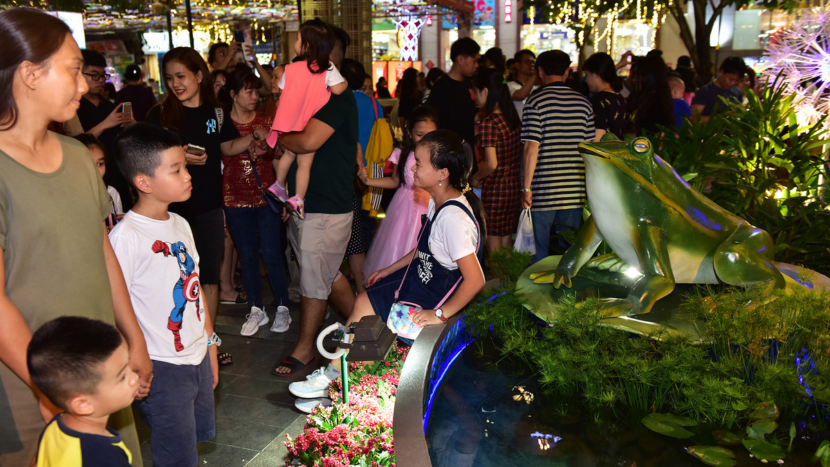 Đường hoa không chỉ là nơi khoe sắc tỏa hương của hàng ngàn chậu hoa mà còn là nơi thể hiện sự sáng tạo, sự khéo léo, tài hoa của các nghệ nhân.