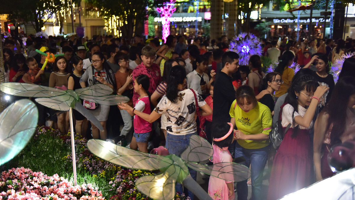 Dòng người đổ về đường hoa rất đông sau lễ khai mạc.