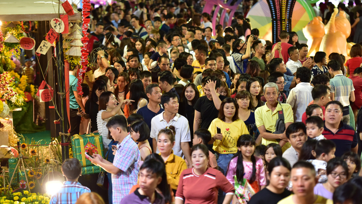 Càng về khuya, lượng du khách đến tham quan đường hoa càng tấp nập...