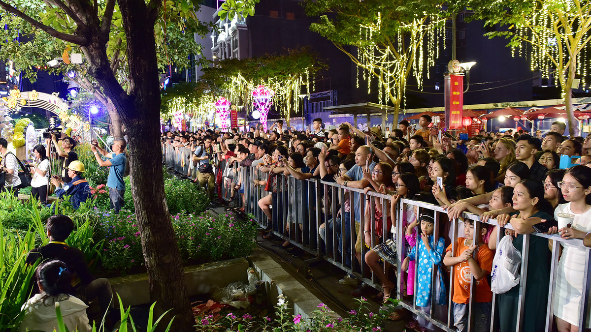 Hàng vạn người dân chờ từ rất sớm để vào tham quan đường hoa sau lễ khai mạc.