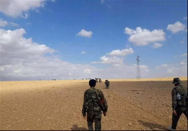 Cụ thể, quân đội chính phủ Damascus và đồng minh đã giải phóng hàng loạt ngôi làng trong khu vực này, bao gồm Abu Miyal, Jubb al-Abyad, Khirbat Rasm al-Ahmar, Abu Laffah, Mrayjeb, Hasrat, Rasm Sawan, Rasm al-Ahmar và Dush. Ảnh: FNA.