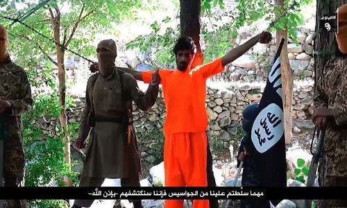 Phiến quân IS hành quyết dã man một người đàn ông bị chúng buộc tội làm gián điệp. Ảnh: Daily Mail.