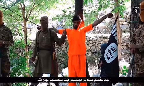 Phiến quân IS hành quyết dã man một người đàn ông bị chúng buộc tội làm gián điệp. Ảnh: Daily Mail.