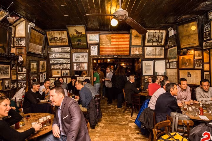 Tại quán bar này, bạn có thể ngồi với những người không quen biết vì tất cả các bàn đều là chỗ ngồi chung.