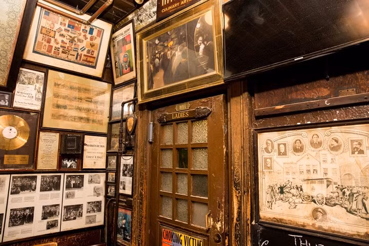 Quán bar McSorley's không phục vụ nữ giới cho đến năm 1970, khi thành phố New York ban hành lệnh cấm phân biệt đối xử với phụ nữ ở nơi công cộng.