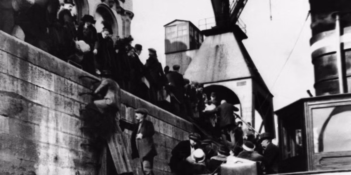 Nhiều người tị nạn Bỉ lên tàu thuyền ở cảng Antwerp để thoát khỏi cuộc chiến trong nước. Ảnh: BI.