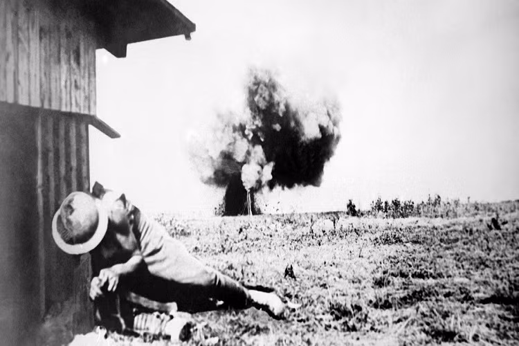 Một lính Anh trên chiến trường trong cuộc tiến công tới Bapaume, Pháp, vào khoảng năm 1918. Ảnh: BI.