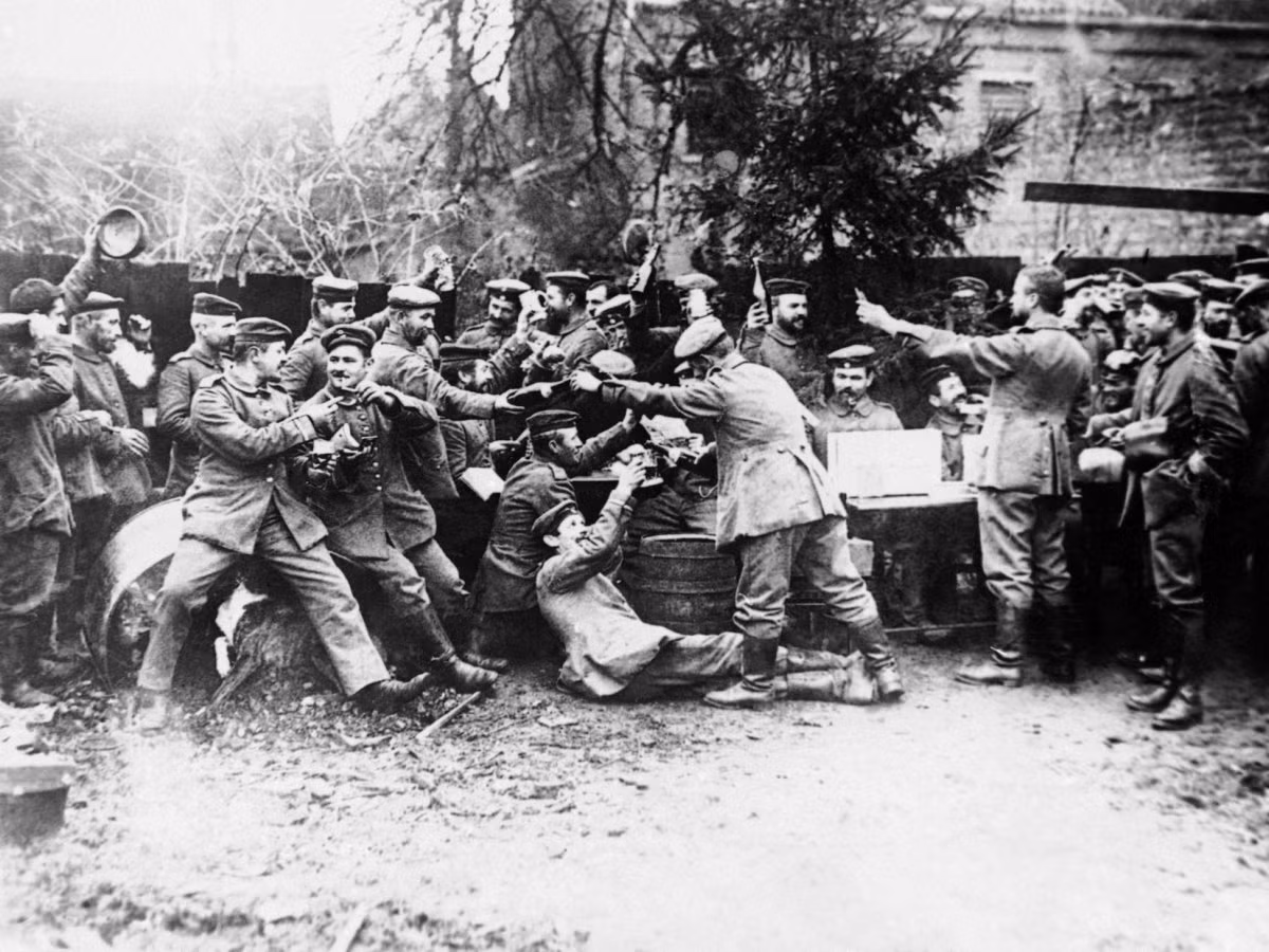Các binh sĩ Đức ăn mừng Giáng sinh trên chiến trường năm 1914 trong thời kỳ Chiến tranh Thế giới thứ nhất. Ảnh: BI.