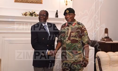 Tổng thống Mugabe bắt tay Tư lệnh Constantino Chiwenga tại Dinh Tổng thống ở thủ đô Harare. Ảnh: Herald.