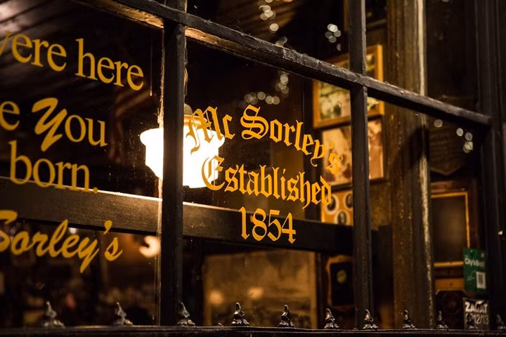 Khai trương vào năm 1854, quán bar này nổi tiếng với slogan: “Chúng tôi ở đây trước khi bạn được sinh ra”.