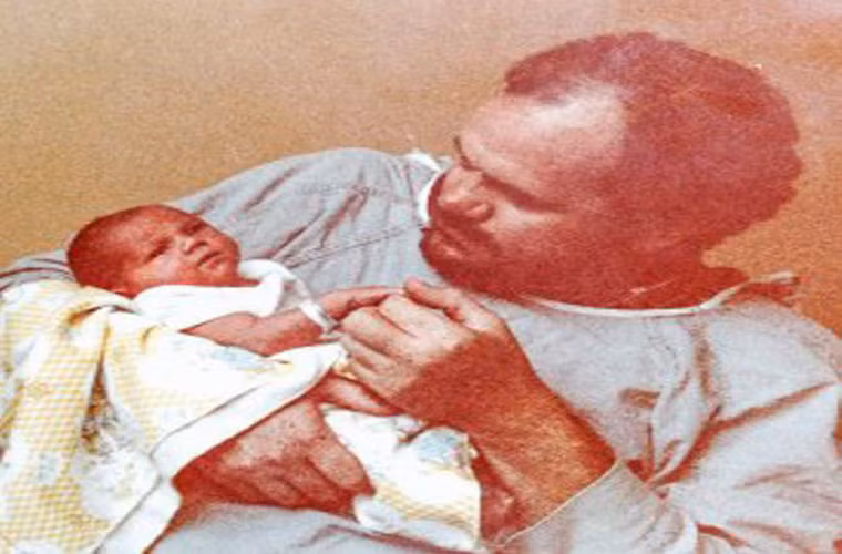 Nữ diễn viên Rachel Meghan Markle sinh ngày 4/8/1981 tại thành phố Los Angeles, California, Mỹ. Ảnh chụp ông Thomas Markle đang bế cô con gái nhỏ Meghan mới chào đời. Ảnh: The Sun.