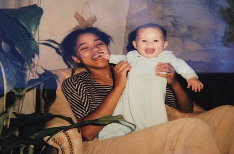 Meghan Markle hồi nhỏ bên cạnh mẹ, bà Doria Radlan, một người Mỹ gốc Phi. Ảnh: The Sun.