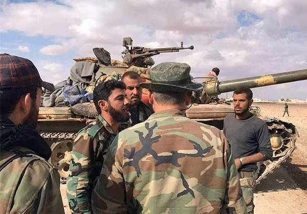 Hình ảnh các binh sĩ Syria thảo luận kế hoạch tác chiến tại Đông Bắc Hama. Có thể thấy, quân đội chính phủ Syria liên tục giành thắng lợi trước các nhóm khủng bố, đặc biệt là phiến quân IS, trên khắp các mặt trận trong thời gian gần đây. Ảnh: FNA.