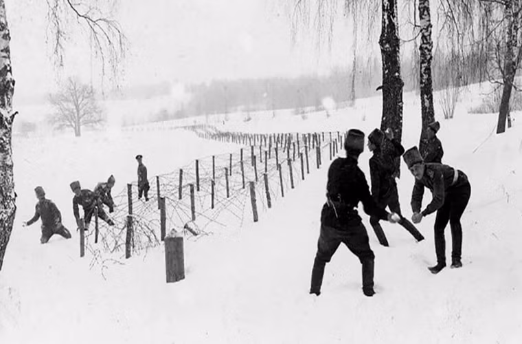 Những người lính thuộc Trung đoàn Bộ binh Dukhovshchinsky 267 ném tuyết vào nhau năm 1916. Ảnh: RBTH.