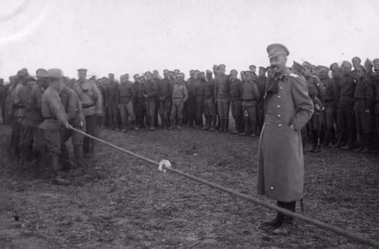 Các binh sĩ chơi kéo co. Đây là một trong những trò chơi mà họ yêu thích nhất. Ảnh: RBTH.