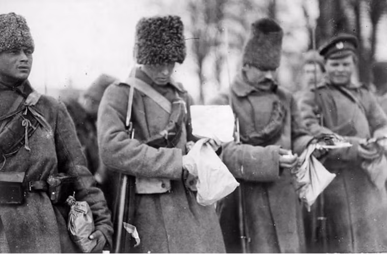 Các binh sĩ Nga thường nhận được quà từ gia đình cũng như các nhà chức trách, doanh nhân, người dân... Một phóng viên của báo Sovremennoye Slovo viết: “Người lính Nga coi những món quà này như một biểu tượng của mối quan hệ khăng khít giữa quân đội và xã hội, một bằng chứng cho thấy đất nước không quên họ”. Ảnh: RBTH.