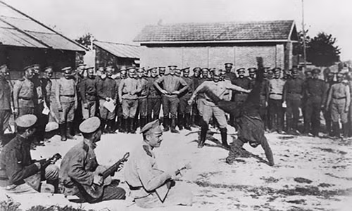 Lính Nga vui chơi gần thị trấn Mailly-le-Camp của Pháp năm 1916. Được biết, hơn 45.000 binh lính và sĩ quan Nga thuộc Lực lượng Viễn trinh Nga đã tham chiến tại Pháp. Ảnh: RBTH.