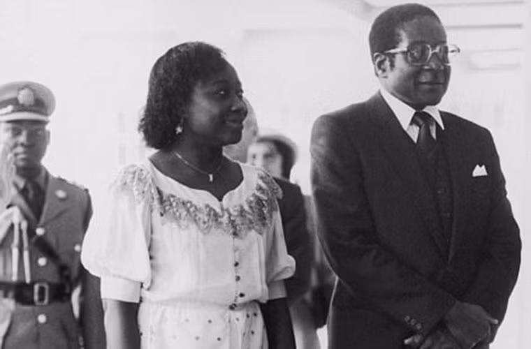 Ông Robert, khi đó còn là Thủ tướng Zimbabwe, cùng phu nhân Sally tới thăm Nữ hoàng Elizabeth II tại Cung điện Buckingham (Anh) vào tháng 5/1982. Ảnh: Getty Images.