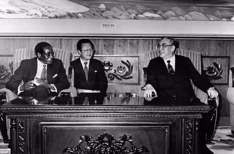 Nhà lãnh đạo Zimbabwe hội đàm với nhà sáng lập Triều Tiên Kim Il-sung hồi năm 1993. Ảnh: AP.