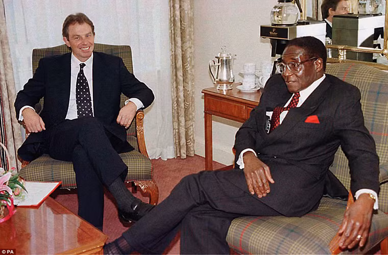 Tổng thống Mugabe trong cuộc gặp với Thủ tướng Anh Tony Blair năm 1997. Ảnh: PA.