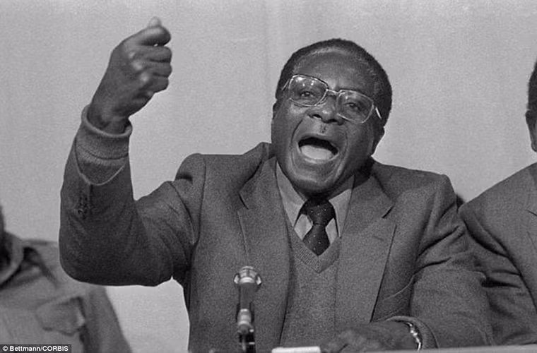 Ông Mugabe phát biểu trong một cuộc họp năm 1979, một năm trước khi ông trở thành Thủ tướng Zimbabwe. Hiện nay, Tổng thống Zimbabwe đang bị “quản thúc tại gia” và đứng trước nguy cơ phải từ chức, kết thúc 37 năm cầm quyền tại quốc gia Châu Phi này. Ảnh: Daily Mail.